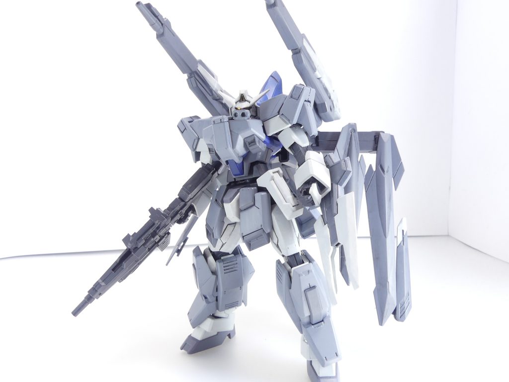 先生は、これ以上のガンプラを組む時間がもう無いんだそうです。でも、限られた中でいかに自分の実力を発揮するか、どんな武装を出力して試してみるか、いかにして定期的なメンテナンスを行っていくか・・・いつも考えているそうです。「だからこそ、私はこのAGEー1で楽しんでいるんだ」。現実の「先生」とは随分とかけ離れた、子供のような容姿のレピオスさんは、そう俺に語ってくれました。「GBNは、私の夢を叶えてくれたんだ」・・・って。・・・俺。・・・俺は・・・まっすぐすぎる、のかなぁ・・・余裕、ないって言うか・・・ミッションを楽しんで戻ってきたミオの姿を見ると、そう感じてしまうのでした。~・・・そしてこの後、全世界は謎の通信障害に見舞われることになります~