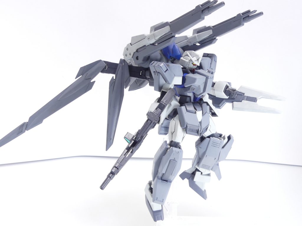 できること、できないこと:医療関係の仕事に携わりそうプレイ時間を取れないレピオスは、他のダイバーに敵わないことを承知で戦場に身を投じる。しかし、やるからには全力で。AGE-1が「救世主」となろうとしたように。その献身的な態度は、多くのダイバーに親しまれているようだ。翼はアームと本体側の軸で可動します。