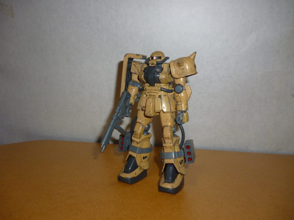 正面素立ちです。今回使用したのは「HGUC ザクⅡ F2型（連邦軍仕様）」です。塗装前提ならば、全身ほぼ真っ白な連邦版ザクの方が塗料のノリが良い気がします。基本的には全身をライトブラウンで塗装後、黒鉄色とグレーでドライブラシやハゲチョロ塗装を施しました。思えばこのキットも、当時としては関節部の造りなどがかなり進化しており、それに驚愕しながら作ったものです。