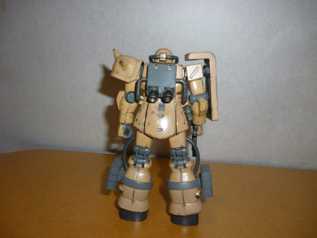 リアビューです。OVAに登場するキンバライト基地仕様のザクはバックパックも砂色で塗装されていましたが、個人的な好みでここはグレーのままとしてあります。