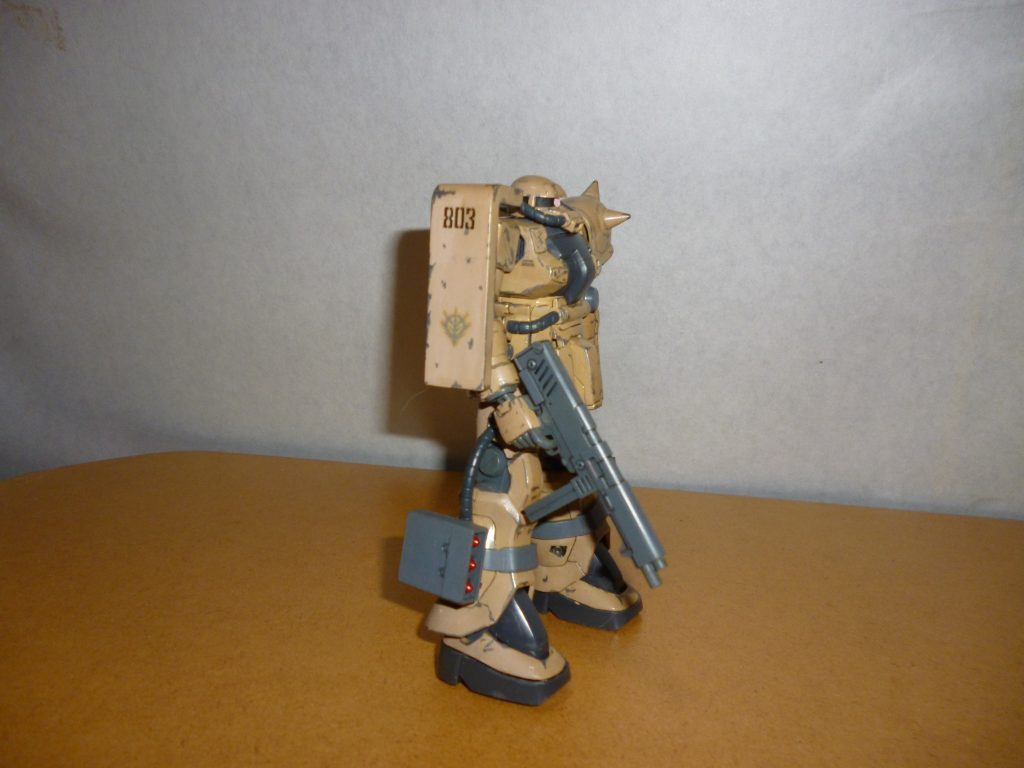 サイドビューです。シールドが日に焼けて変色しまくっています・・・。ま、まぁ、日差しのきつい砂漠で長年使用されてきたと考えれば・・・（汗）。