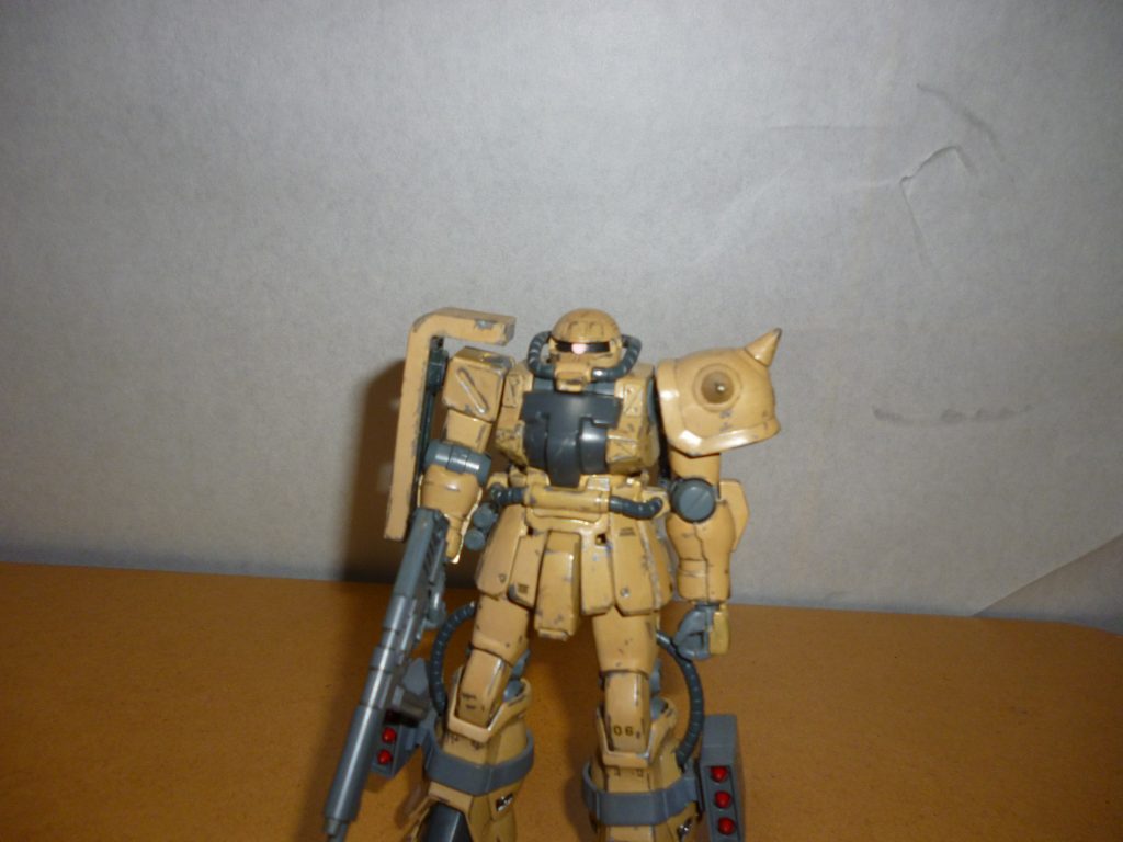 頭部および胸部アップです。このキットにはOVA劇中でも登場した、頭部に追加装甲（アップリケアーマー）を装着した機体を再現できるパーツが付属するのですが、せっかくなのでコクピット周りにもプラ板でそれっぽく作った追加装甲を貼り付けてみました。この作品の唯一の改造ポイントです。