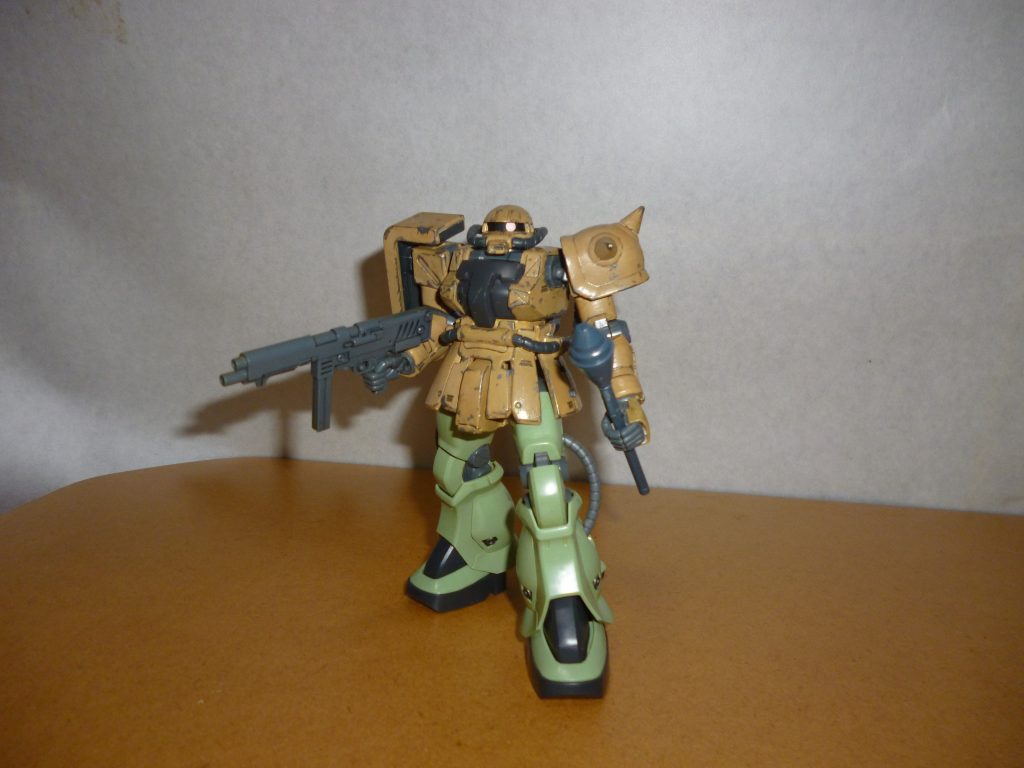 「ザクF2型キンバライト風　～シュツルムファウストを添えて～」です。・・・なんだかぐる○イとかで出てくる料理みたいな紹介になってしまいましたね（苦笑）・・・。まぁ茶番はさておき、ジオン仕様のF2ザクの素組みキットがあったので、両脚だけ入れ替えてソレっぽいモノを再現してみました。また、シュツルムファウストはドム・トローペンから拝借してきました。改めてみるとこのツギハギ具合、かなりカッコいいですね。当時の監督やメカデザイナーさんのセンスの良さに脱帽です！