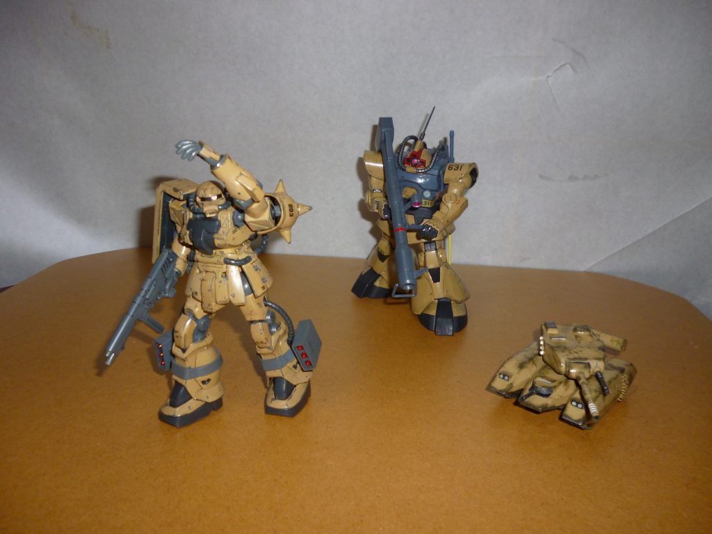 砂漠の小隊です。以前製作してガンスタさんに投稿した熱帯戦用ドム量産型、M1戦車発展型と小隊を組ませてみました。部隊番号がみんなバラバラですが、それがかえって寄せ集め部隊っぽくてかなり気に入りました（笑）。