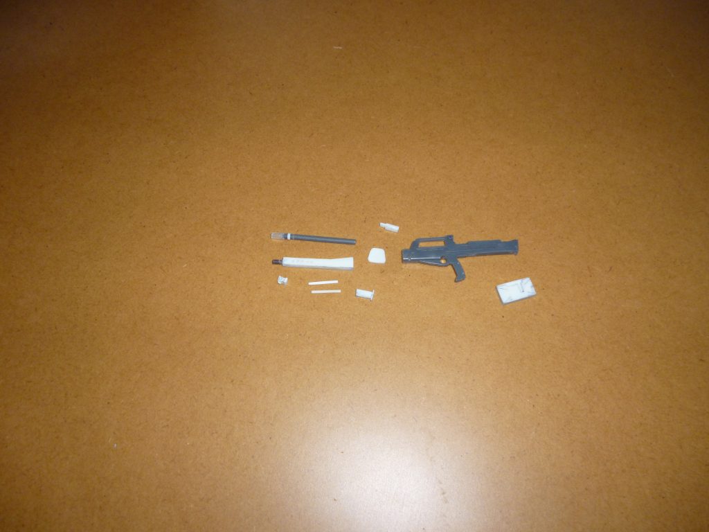 ロングライフルの部品です。
ジム・カスタムに付属するジム・ライフルをベースに、銃身前半や弾倉などをプラ板、ランナーなどでスクラッチしました。
銃口はボールペンのインクが入っている細い筒です。