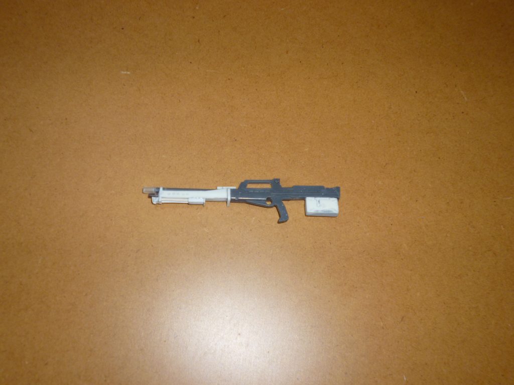 塗装前のロングライフルです。
そういえば説明が遅くなりましたが、ロングライフルは、MGジム改(スタンダードカラー)に付属する武装です。
これが抜群にカッコいいので、いつか1/144で製作したいと思っていました!