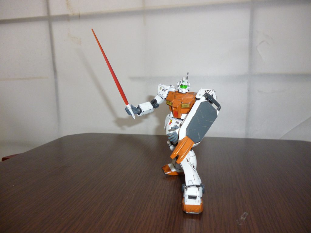 ビームサーベル&陸戦用ショートシールド装備です。
ショートシールドはシステムウェポンのモノを塗装して装備させてあります。
ところでこのジム改のキット、ビームサーベルの刃が付属しません・・・。
なので適当なキットから流用してきました。