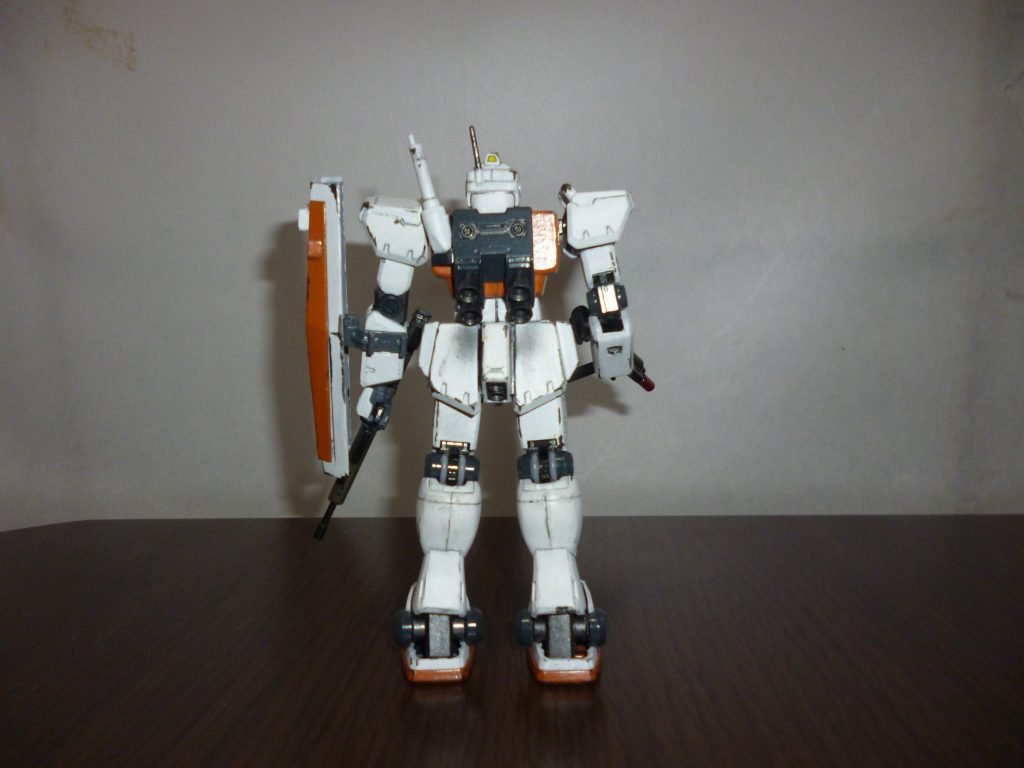 リアビューです。
バックパックのバーニア下部分には、黒いパステルを削った粉を付けてすす汚れを再現してみました。
また、今回初の試みとして、関節部を黒鉄色、銃鉄色(私が勝手に命名。ツヤ有り黒に黒鉄色を混ぜた色)、ミッドナイトブルーの3色で塗り分け、機械っぽいリアルさを強調するような塗り方をしてみました。