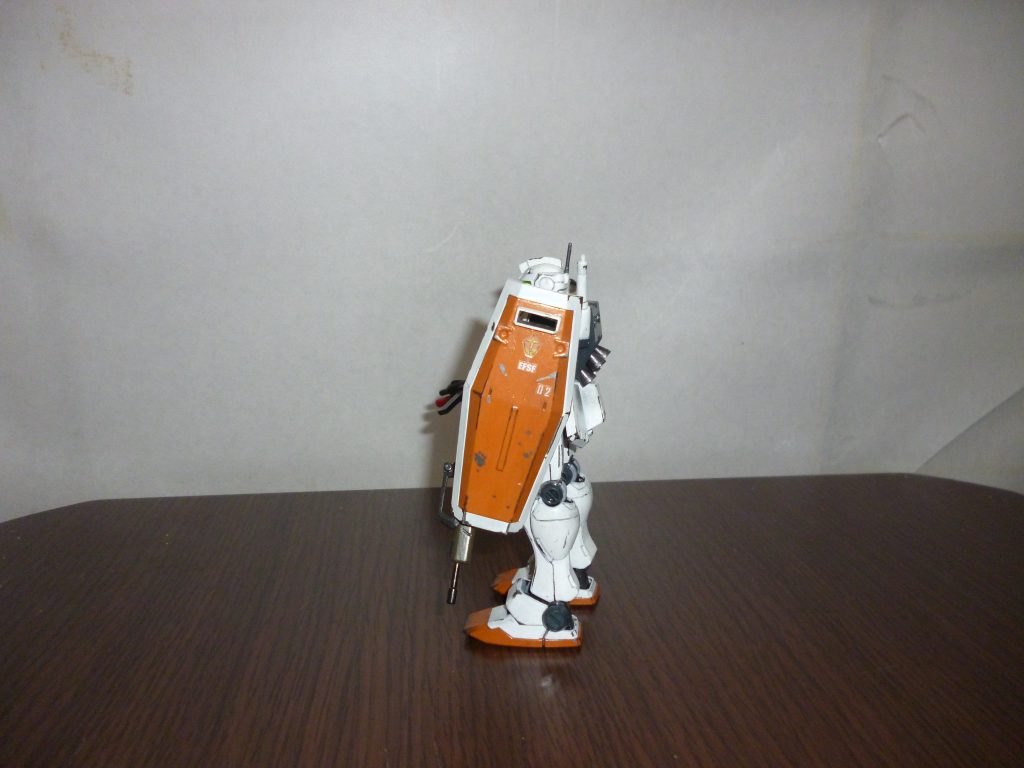 サイドビューです。
今回の機体は、以前投稿したジム・コマンドライトアーマーのパイロット、カケル・クロサワ中尉が一年戦争終結後に地上で使用していた機体、という設定のため、彼が所属する「第02特殊MS小隊」を表す部隊番号をマーキングしました(ちなみに、一年戦争中は特殊MS小隊だった彼らも、戦後の軍縮のあおりを受けて通常のモビルスーツ小隊に格下げ、シベリア方面でパトロールと残党狩りの閑職に就いている、という無駄に凝った設定があったりします笑)。