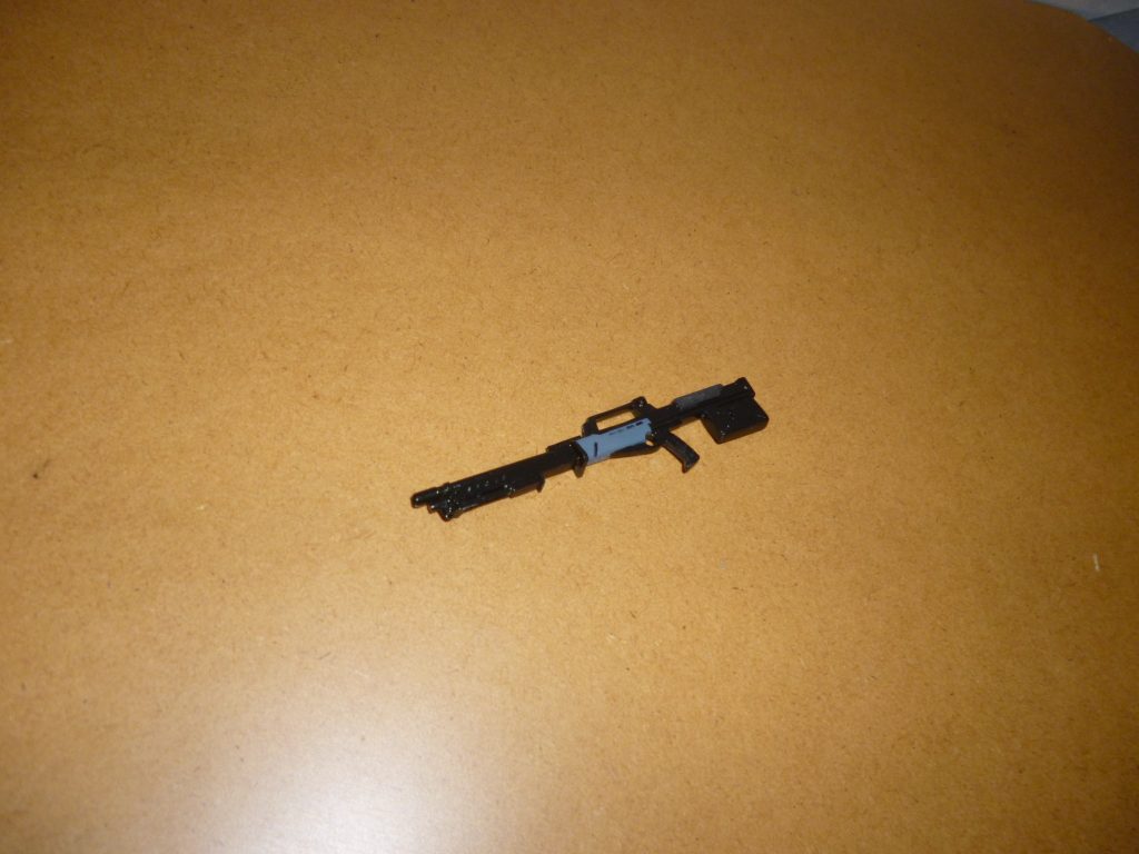 塗装完了です。
ノーマルなジム・ライフルの方は、おそらくデザインの元ネタであろう実在するイギリス軍のアサルトライフル「L85」を参考に塗り分けましたが、こちらの方は少し「特別感」を出したいと思い、ジム・ライフルでオリーブグリーンだった部分をミディアムブルーに変更してあります。