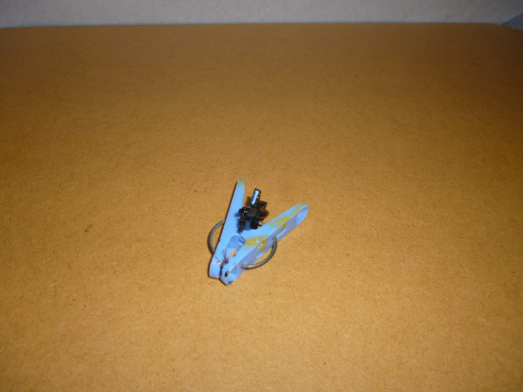 ビーム・スプレーガンです。
ベースはHGUCジムに付属するモノですが、ロングライフルと同じくMGジム改に付属するモノ(いわゆる「カトキハジメ版ジム」のビーム・スプレーガンですね)を参考に改造しました。
こちらはロングライフルに比べるとイマイチな再現度ですが、雰囲気は出ているかな、と・・・。