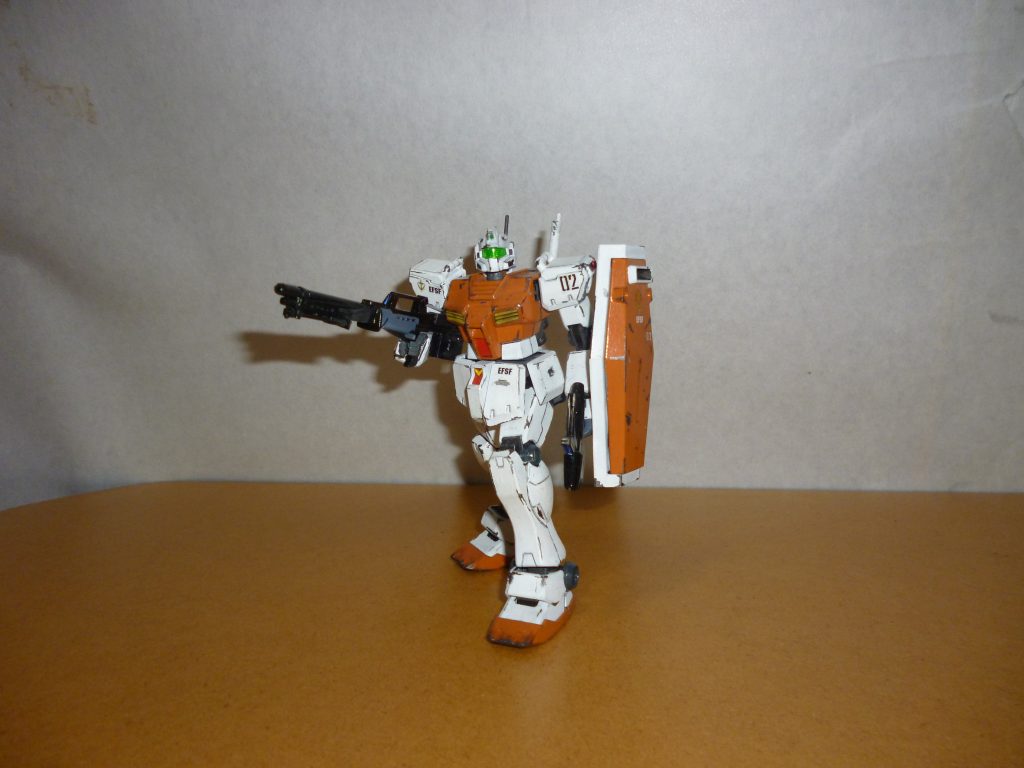 ロングライフル&ビーム・スプレーガン装備です。
実はこのロングライフル、出来はかなり良かったのですがジム改の手首パーツでは弾倉の位置の関係上まともに構えられなかったので、こちらを装備させる場合のみジム・カスタムから手首を拝借してきています(苦笑)・・・。