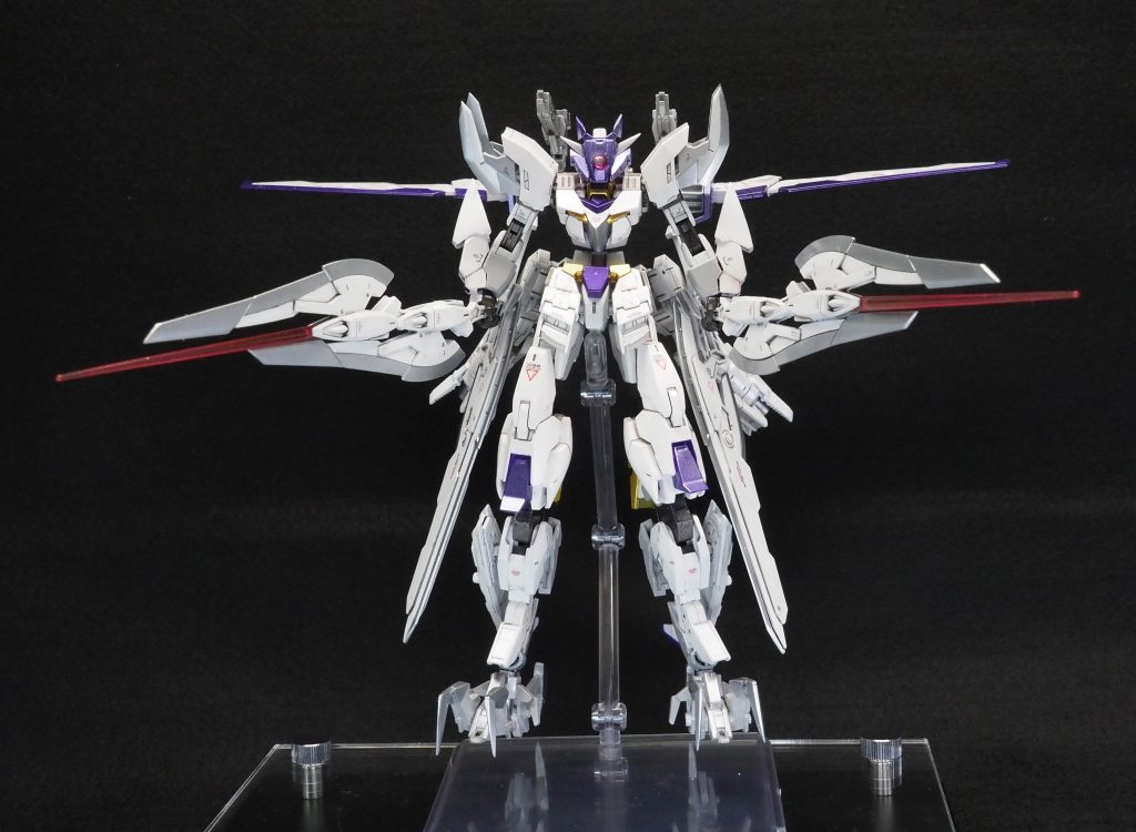 素立ちです。
アーマーの脚部だけで
コアガンダムの全長を
超える長さなので
かなりのボリューム。