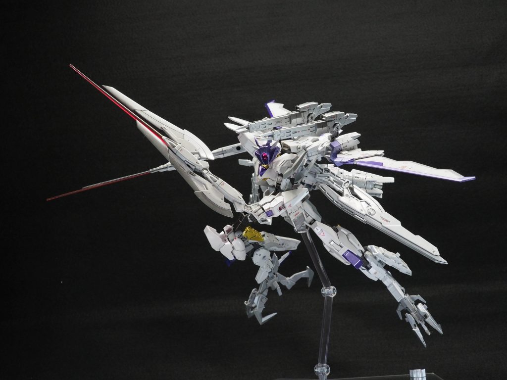 巨大な四振りの大剣を備えています。
それぞれの剣は分離でき、
最大6本の剣と2本のトマホークとして
戦闘状況により使い分けが可能。
胸にボールジョイントを追加したので
腰をひねるポーズもかなりしやすくなってます。