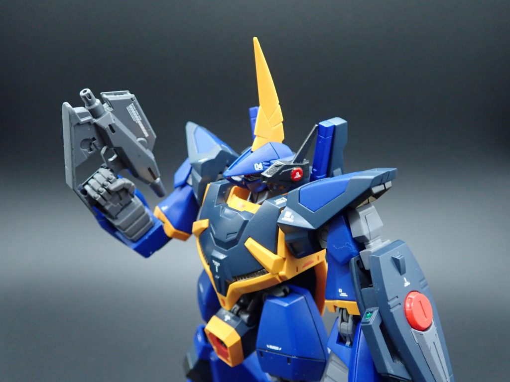 左で撃てや!後々「解放型バレルとシールドが一体化した武装」とされた面白ビームライフル。なので左用に改造しました。地味すぎて言わなきゃ気付かれないのさ……へへ……おかげでメインアームを右手で構えられるように。