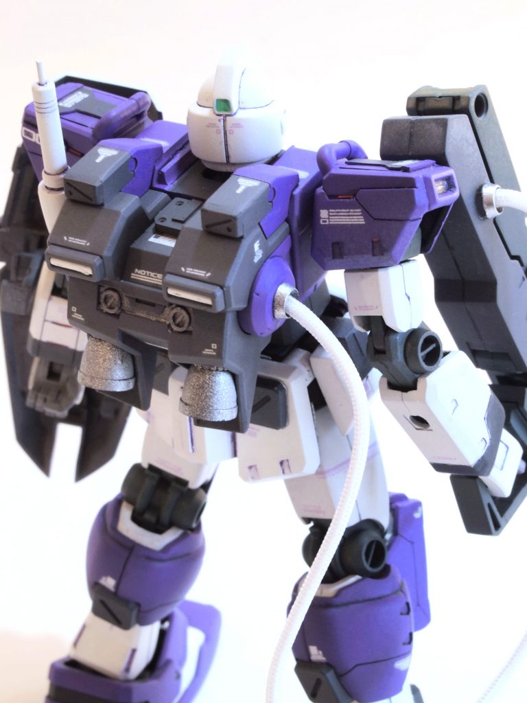 バックショット。今回メイン武装として持たせたフリースタイルバズーカと本体の大型バックパックをメッシュパイプでつないで説得力をもたせました。基部にシルバーで塗った丸モールドをはさんでメカメカしく。