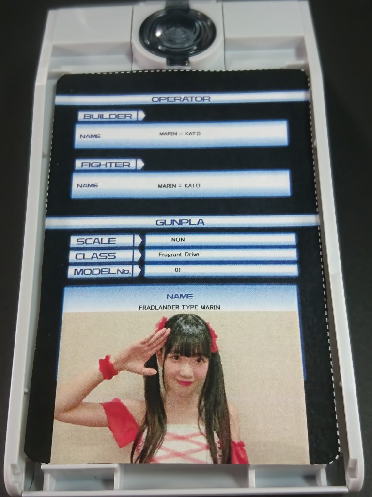 機体の展示にも使うベースはGPベースを使用。
キットについている機体データ書き込み用紙をPCに取り込んで画像化し、文字入れと写真をCHEERZから拝借して貼り付けました。