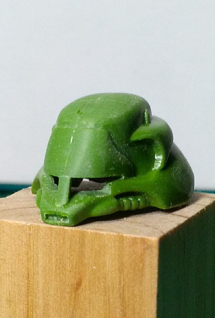 頭部はおでこを丸くしたのとセンターに柱を付けただけです。