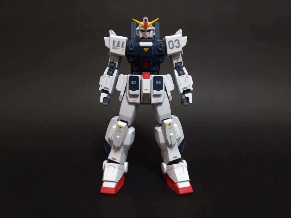 前から。
両肩以外のデカールはガンダムデカールの連邦系のものから適当に持ってきてます。