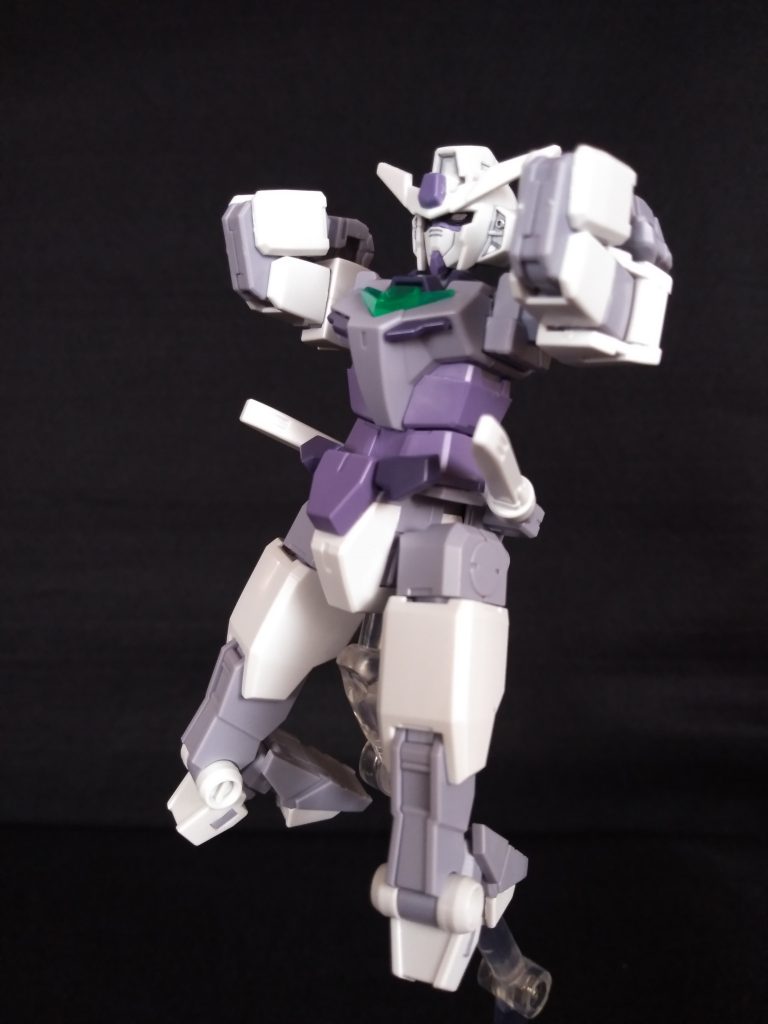 腕を丸めて待機。足は他の合体と同じ。バックパックはお尻に移動。