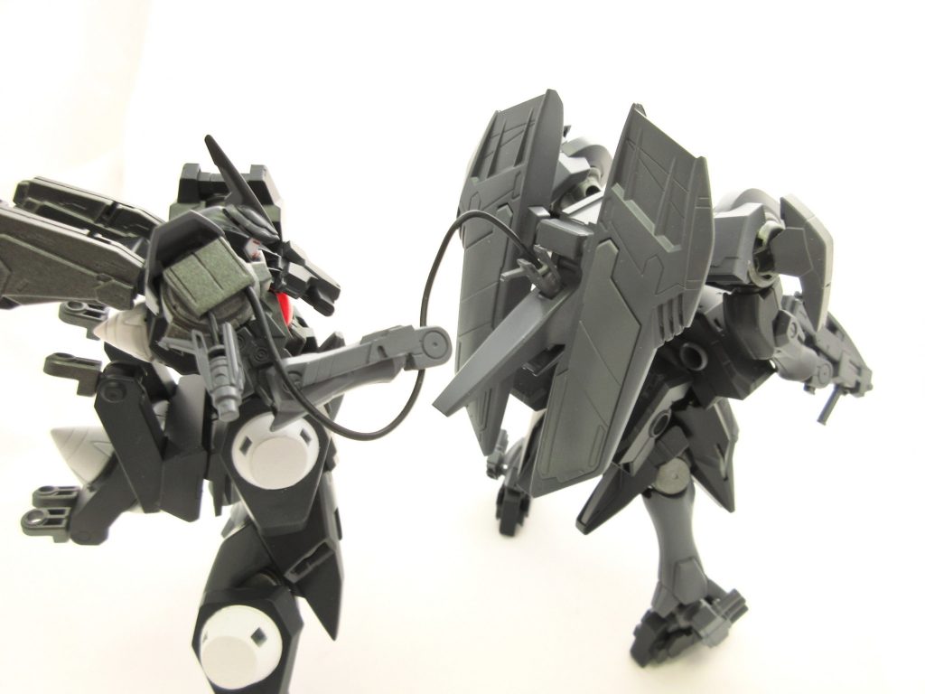 右肩に二機搭載されている供給アダプターはリード線を交換することで、最大二機まで供給状態を再現てきます。