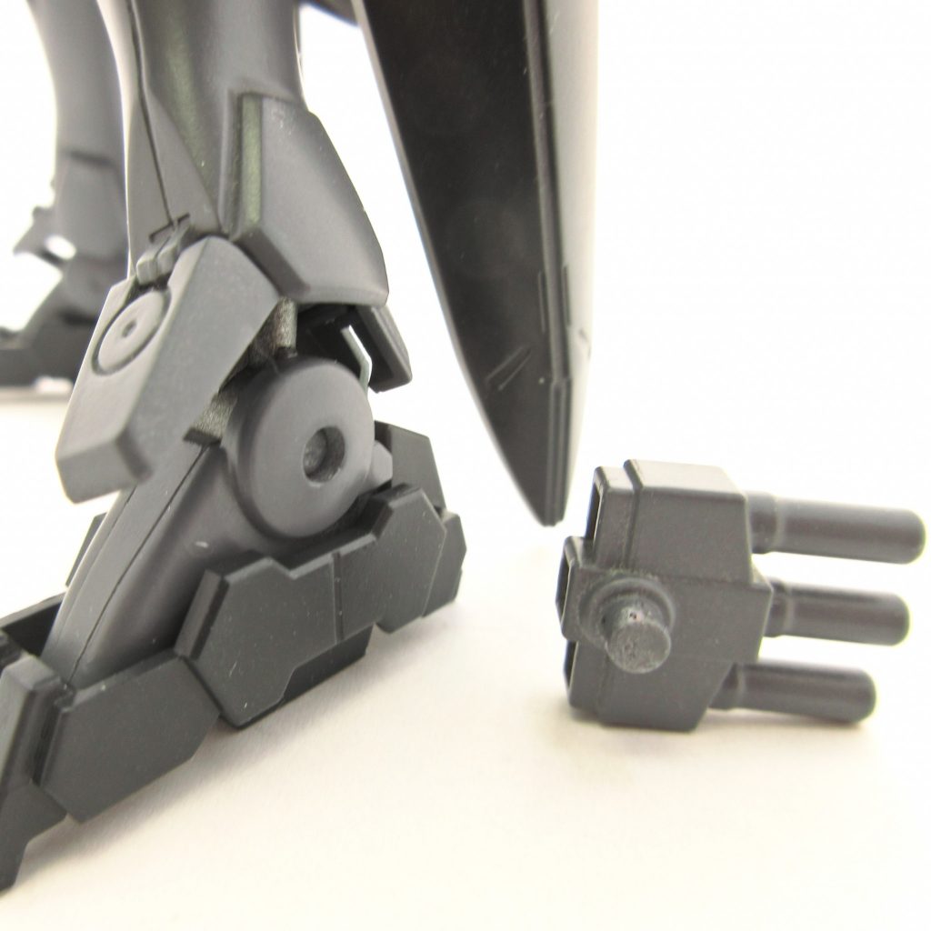 スモークディスチャージャーは踝に3mmの穴を開けて差し込んでいます。