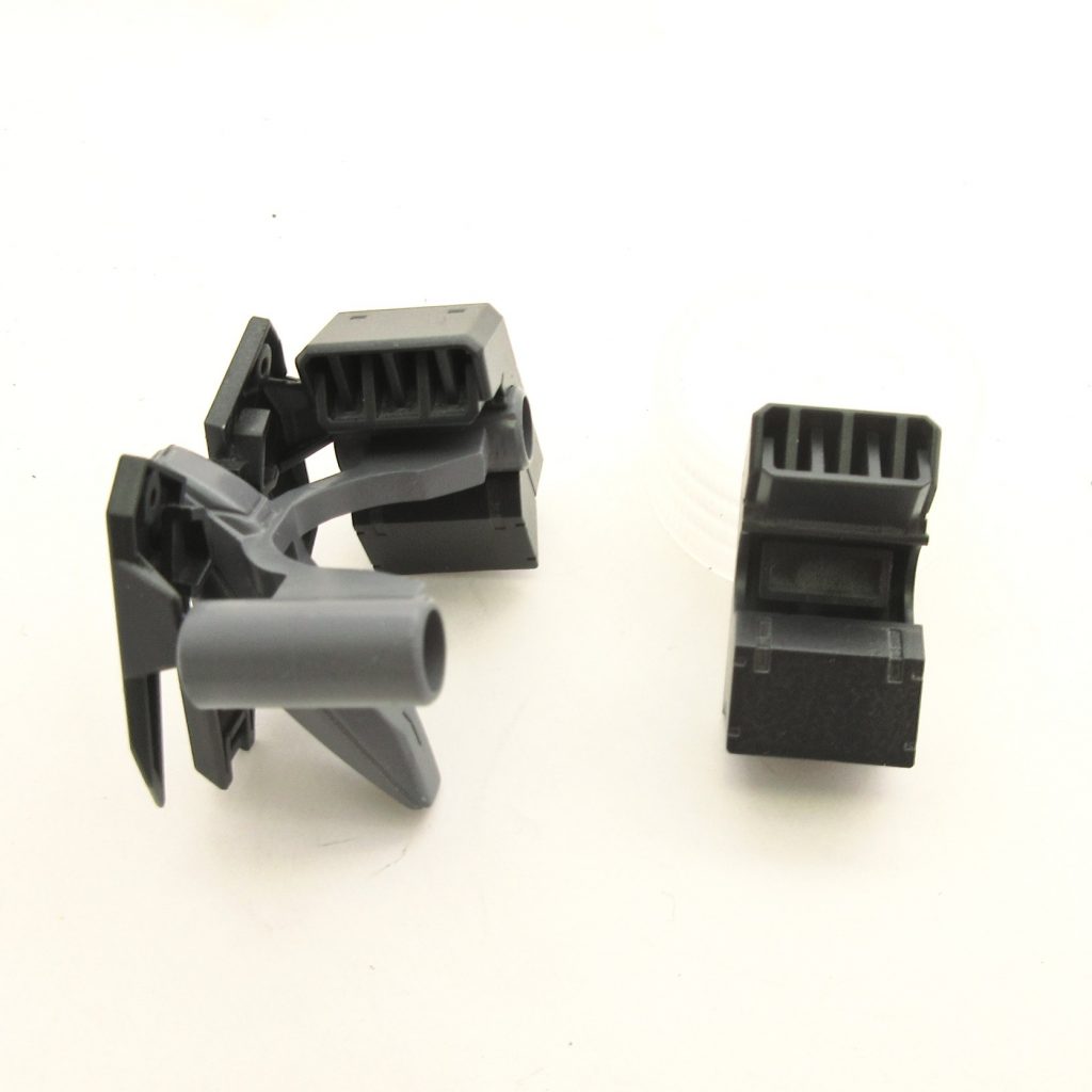 腰部装甲は元の装甲とスラスターユニットの軸を接着したのちパテで調整。ユニットはスライドさせてはめ込みます。