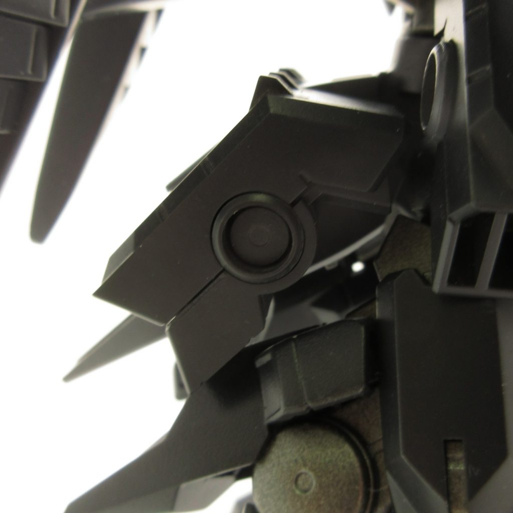 反対側はネオジム磁石を用いて、スローネのシールドと接続させます。