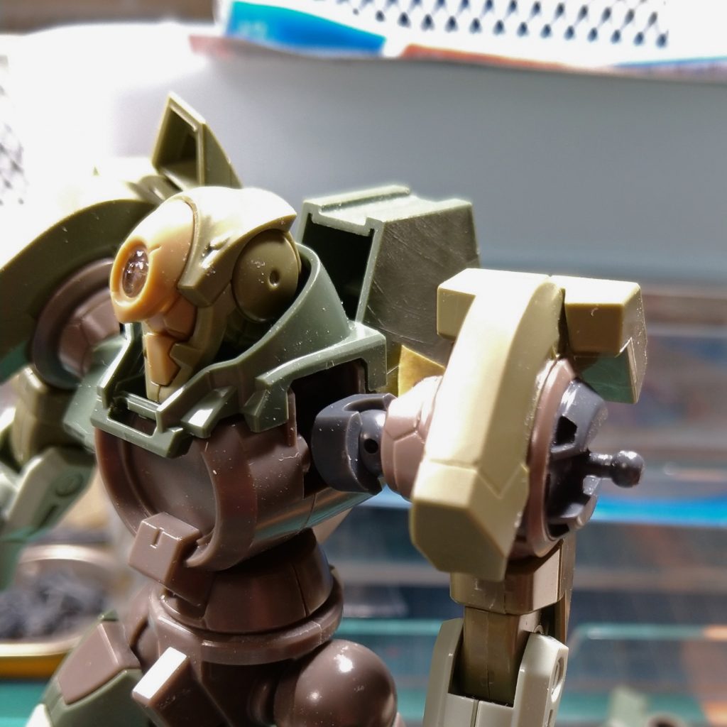 肩関節部はボールジョイントに置き換えることで可動域の拡大と幅増しを行っています。
上記のTwitter写真の撮影時が幅増し前なので、比較していただけたら違いがわかると思います