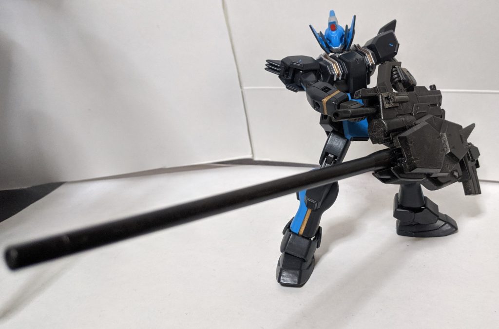 「ディエンドレスガンに特殊コードを入力する事により、本機体とリンクした機体の武装を召喚する事ができる、この機能がある為、ディエンドレスガン一つで戦い抜く事ができるのだという、更には本機とリンクした機体であれば他のガンプラを召喚する事も可能となっている(召喚したガンプラは自動操作による援護攻撃を行う程度の行動を実行する)」
急遽付け足した設定ですが、コアガンダムコンテスト用に作成した機体が装備していた武装を装備してみました。
そちらの機体についても次回紹介します。