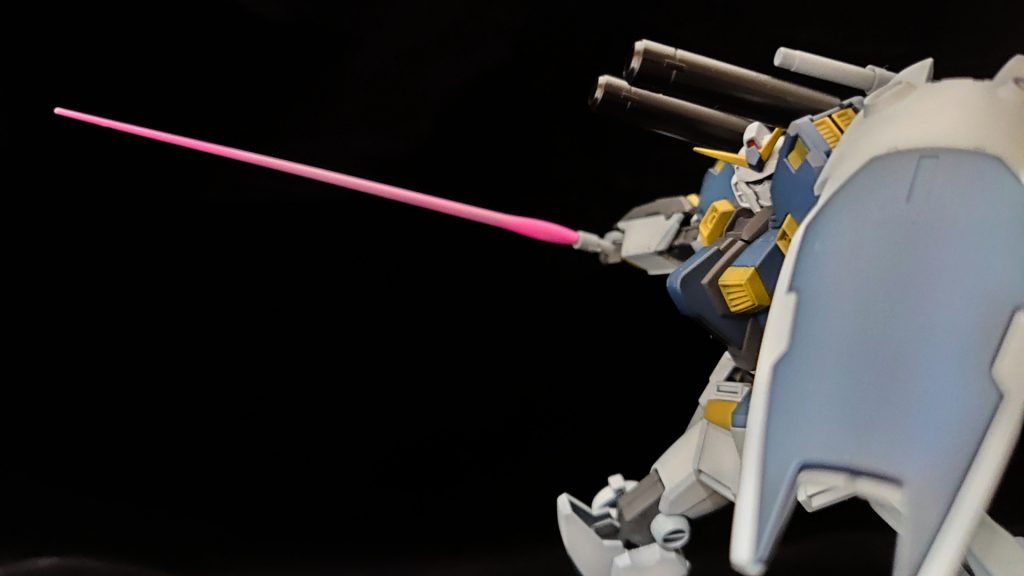 サーベルは下地ファンデーションホワイトに蛍光ピンクでグラデーション塗装