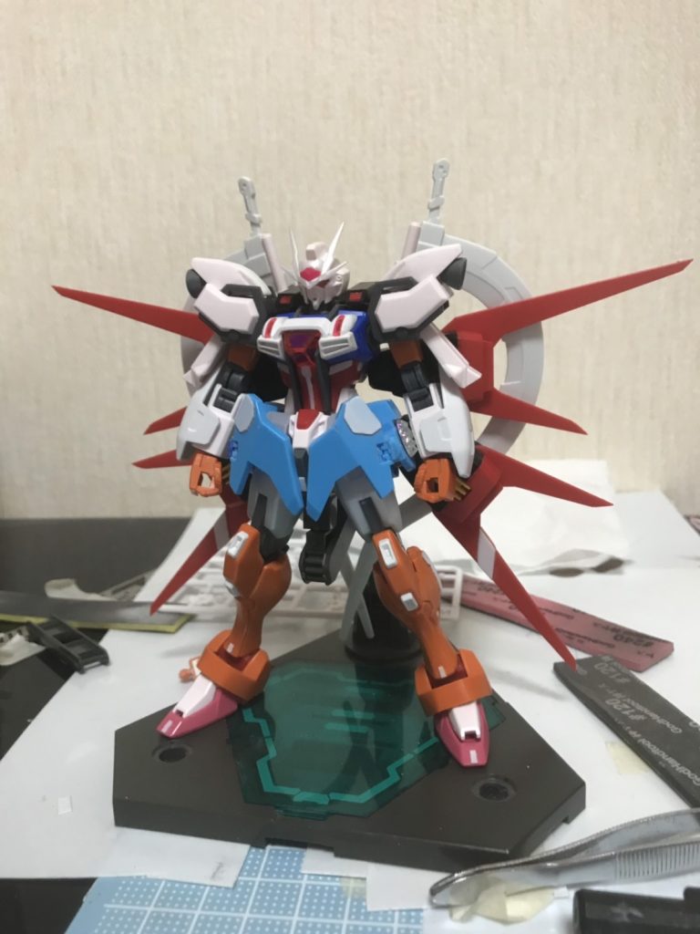 今回も細かい作業の写真はないのですが一応です。
大体の形が決まった状態です。
おおまかな使用キットです。
頭部 ルージュにダブルオースカイ
胴体 ギャラクシーコスモス
腰 ルージュとダブルオースカイ
腕 ルージュとGアルケインとGNアーチャー
足 ルージュとダブルオースカイとGアルケイン
武装 ルージュとサンドロック改