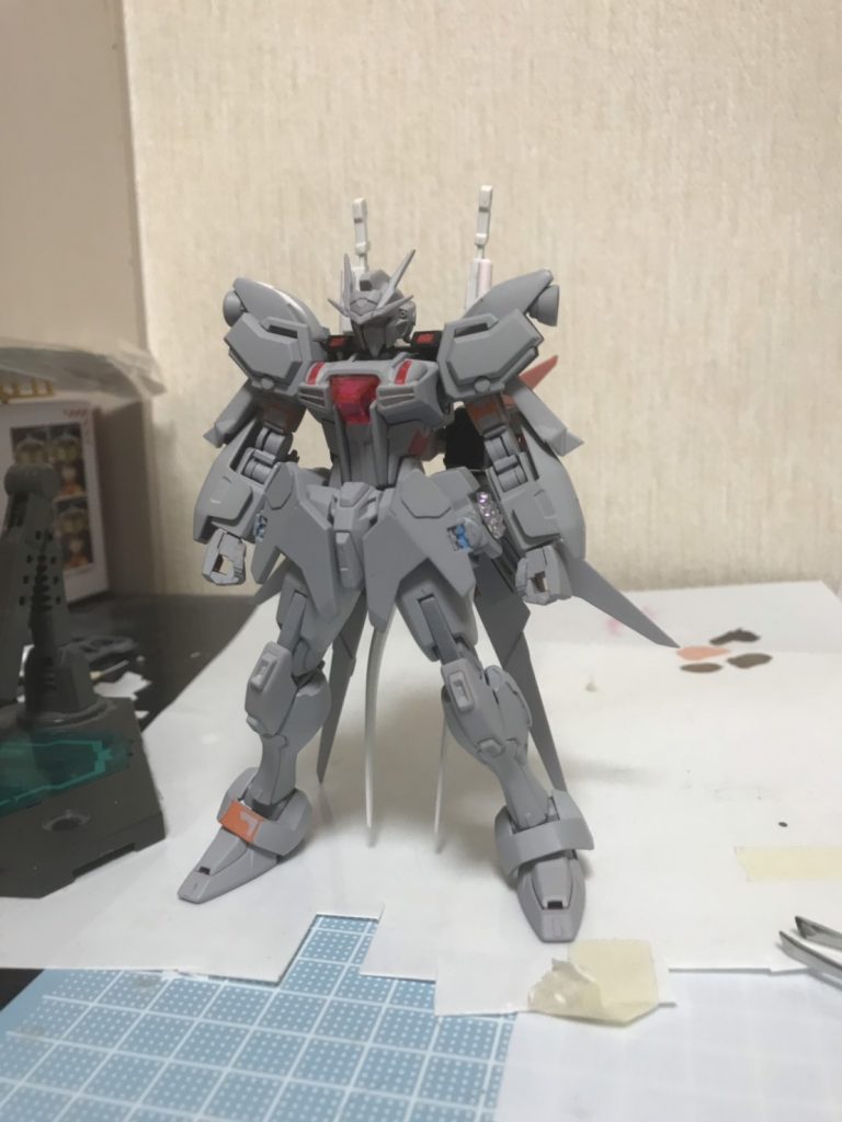 サフを吹いて確認している状態です。
この段階で腰に使用しているダブルオースカイのパーツの青く見える部分がこすれて塗装が剥がれてしまうので後からプラ板で隠すようにかぶせてます。