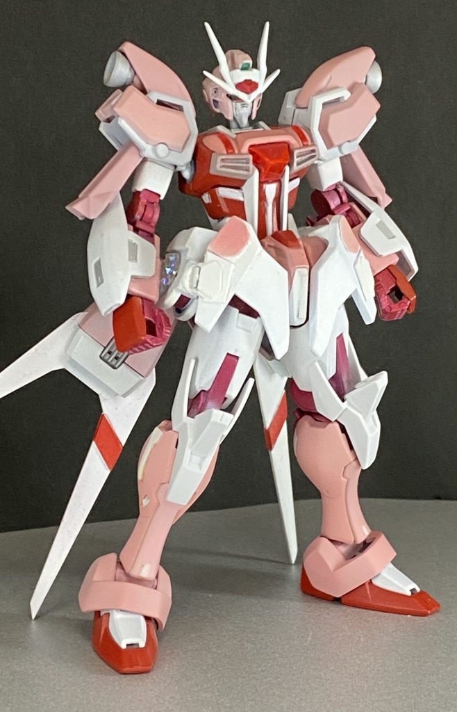 メイクイットガンダムの素体になります。
この状態でも大型スラスターが2基、両肩のバーニアによって通常のストライクよりも機動力と運動性が向上している。