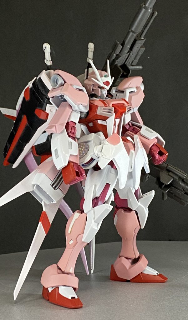 各所のハードポイントを使った武装の取り付け例です。
ろいろな武装が取り付け可能です。