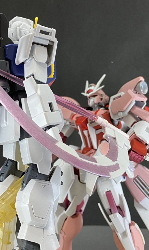 相手を挟み込み拘束し、内側にあるビームサーベルによる攻撃も可能。