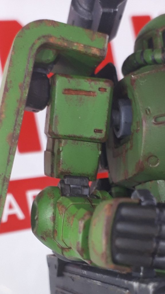 足してばっかりのディテールだったので肩にはBMCタガネで一本彫ってみました。