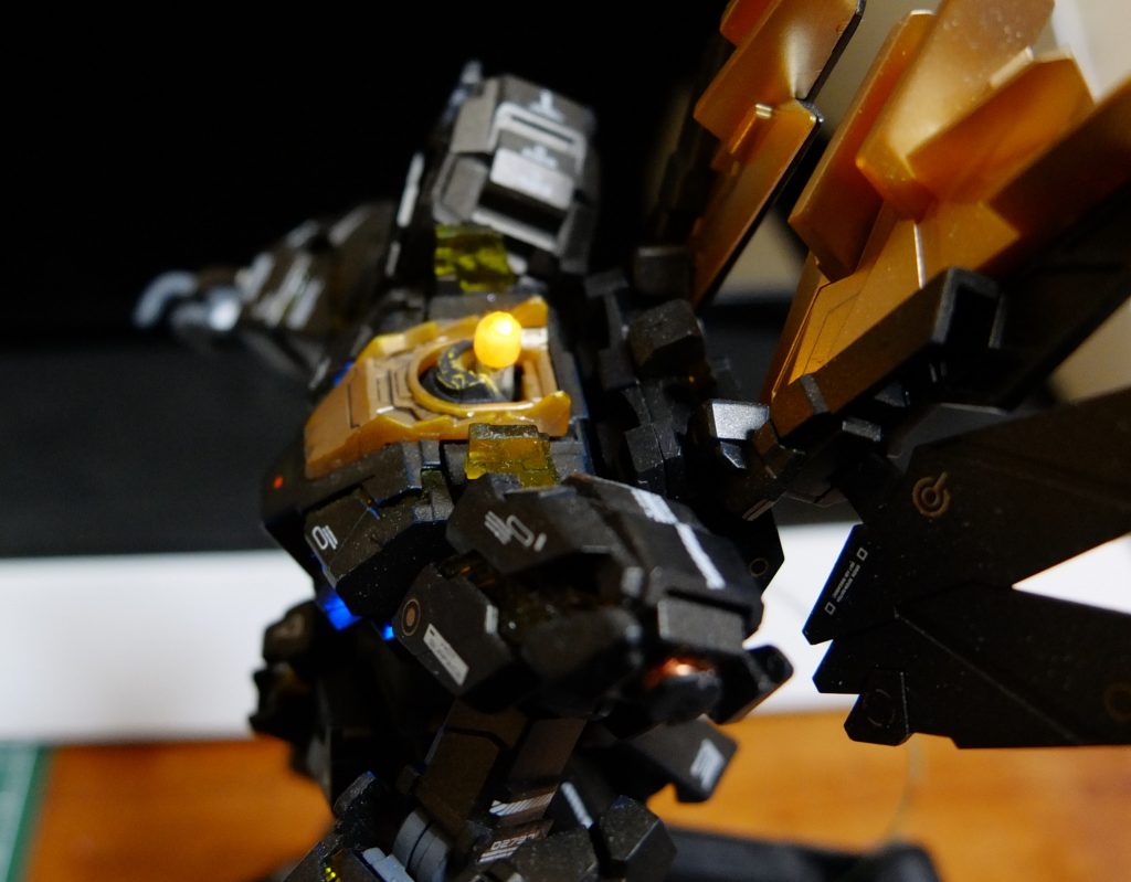 首に埋め込んだミライトはパーツを複製した後に削った複製パーツに組み込んでいますので元のパーツと変わらない寸法で組み込めます