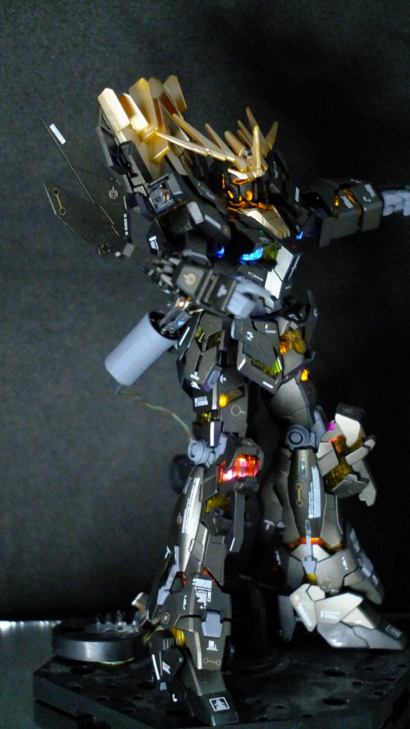 Twitterで見た撮影法を参考に台座の下に鏡を敷いています