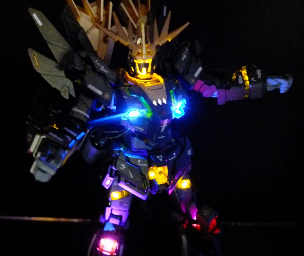 少しフォーカスをボカして宇宙空間で遭遇した様な写真に仕上げています。