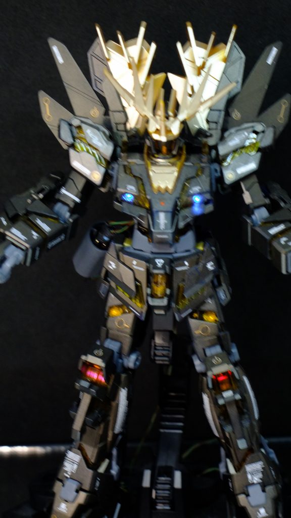 本体色にはブライトゴールドを混ぜたセミグロスブラックでうっすらとメタリック仕様にしています、クリアパーツにはクリアーグリーンで少し色味を変えてLEDがぼんやりと変色するようにしました。