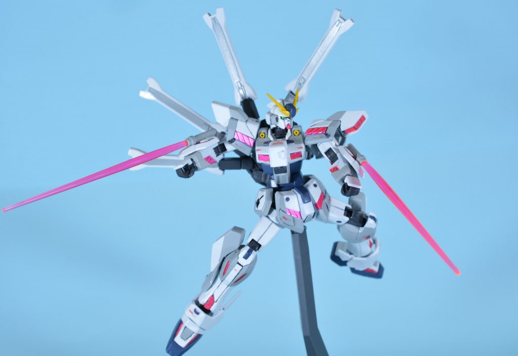 ビームサーベルは腕に装備。ここは完全に元ネタのオマージュです。