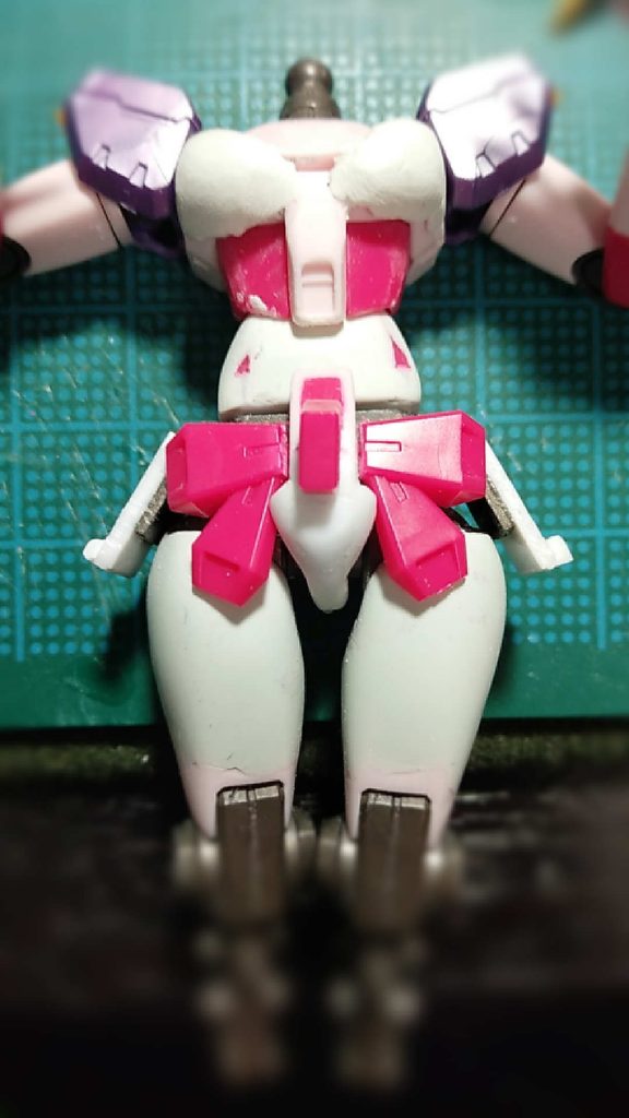 胸部、腹部、太ももにエポキシパテを盛りヤスリがけ