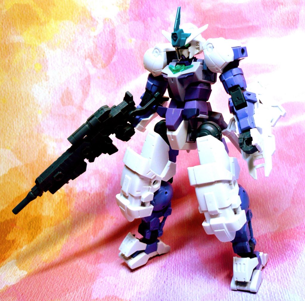 武装も30MMそのままです。
ライフルに白シールド。
無塗装で仕上げる…という縛りを設定したので
キット付属のシールのモノアイ部分だけナイフで切り取り取り付けました。
この部分、塗った方が遥かに作業が楽です…〆(;ωq`)