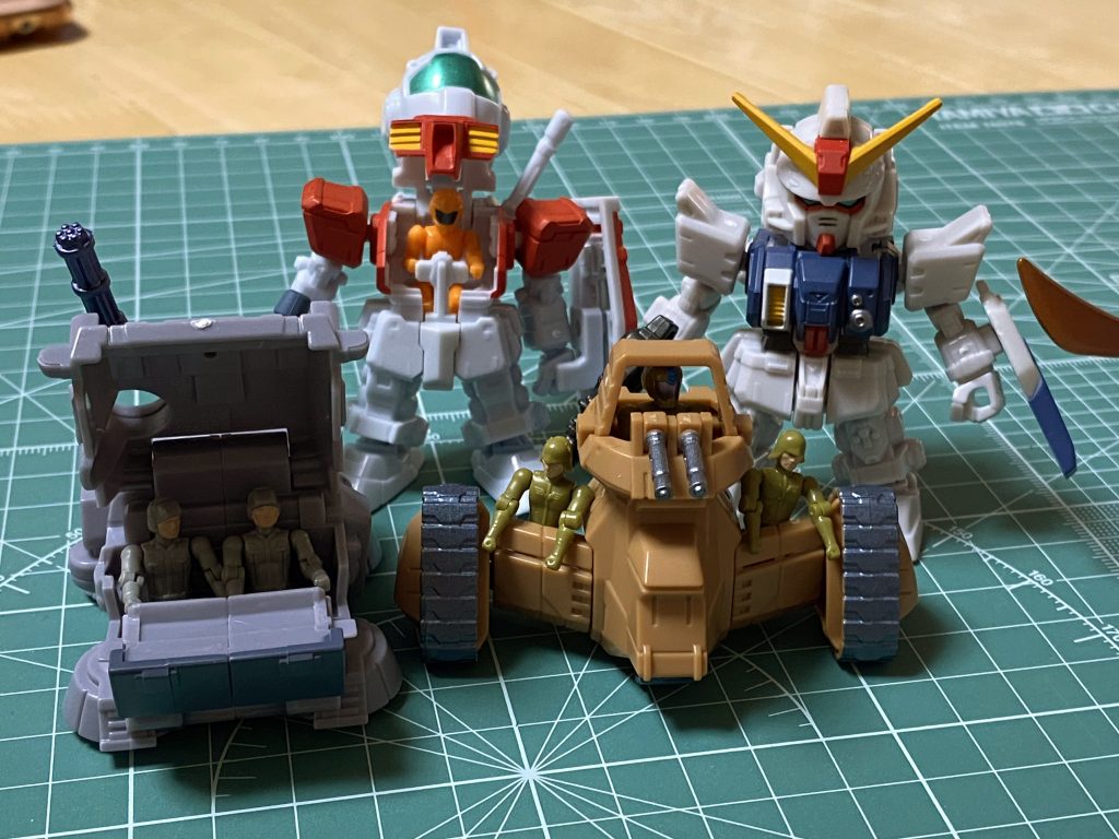 【使用キット】
・HGBD:R アースリィガンダム
・機動戦士ガンダム マイクロウォーズ2 ジム
・機動戦士ガンダム マイクロウォーズ2 ホバートラック
マイクロウォーズは、SD風のモビルスーツにパイロットフィギュアが乗り込めるギミックが特徴的な食玩。コアガンダムにジム(左から2番目)、サポートメカにホバートラック(一番左)をミキシングしました。