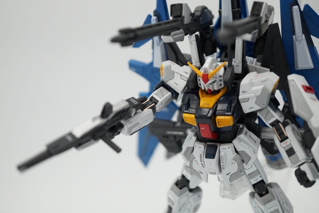 ジャンクのビームライフルをバインダーの間に取り付けたので、
一応キャノンのような砲撃も可能ということで。