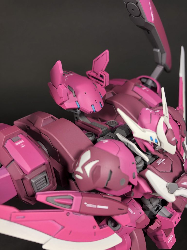 バックパックにはフードとデビキャの頭をイメージしたセンサーユニットを装備。通称「後ろの人」。