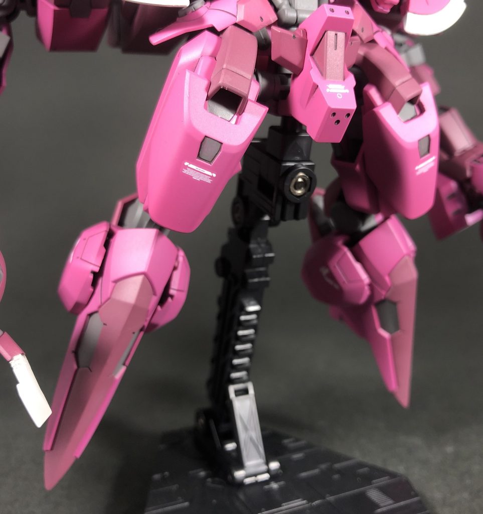 デレステにて鉄血のオルフェンズ主題歌「RAGE OF DUST」を美玲ちゃんがカバーしたことを記念した企画なので、ベースキットはガンダムバルバトスルプスをチョイス。
全体的なイメージは美玲ちゃんのマスコット「デビキャ」をモチーフにしています。
名前の由来はラテン語で「悪魔の猫」です。