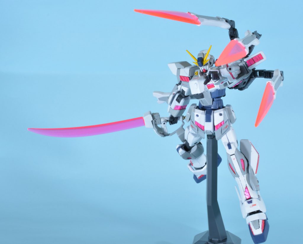 この機体の最大の特徴が背面のガン＆ソードです。ラフレシアのテンタクラーロッドの技術を参考に、サイコフレームにより敵機の感応波を感知して、脳波コントロールで遠近どちらにも対応した攻撃ができるという代物（という妄想）