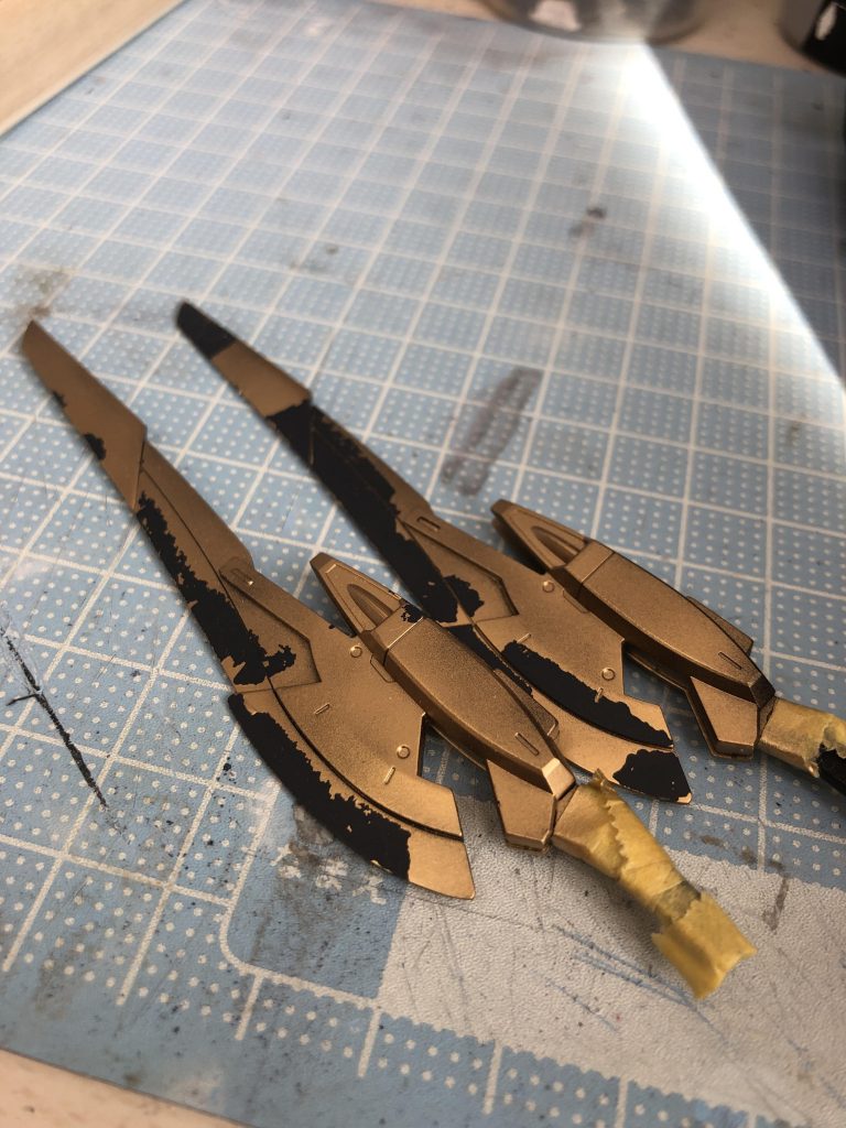 本来は両手持ち剣も装備させる予定だったのですが、マスキングを剥がした途端原因不明の塗膜はげがおこったため断念しました。黒サフの上からゴールドを吹いたのですがサフの塗膜ごとはがれてしまいました。パーツ洗浄は行っていませんがそれは他のパーツも一緒なのでこのパーツ自体に問題があるのかもしれません。
どなたかコメントで教えて下さると嬉しいです。
おまけ